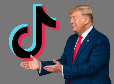 Donald Trump davanti al logo di TikTok su sfondo grigio, simbolo del dibattito sulla sovranità digitale.