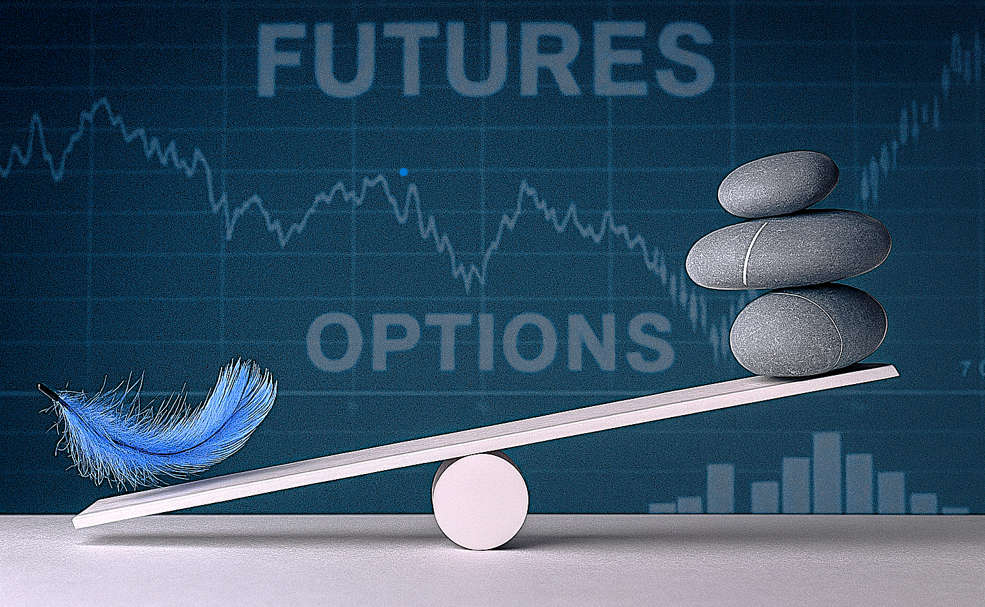 Bilancia simbolica con piuma e pietre davanti a grafico finanziario con le scritte “Futures” e “Options”, concetto di equilibrio nei derivati finanziari.