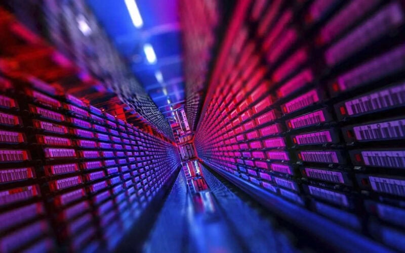 Intelligenza Artificiale per PMI: oltre le promesse, la realtà del mercato italiano. Intelligenza artificiale per PMI. Server ad alte prestazioni in un data center, simbolo della contrazione dell’intelligenza artificiale
