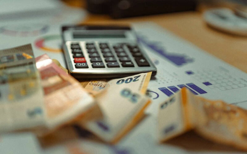 Calcolatrice e grafici con banconote euro, concetto di detrazione ristrutturazioni 2026