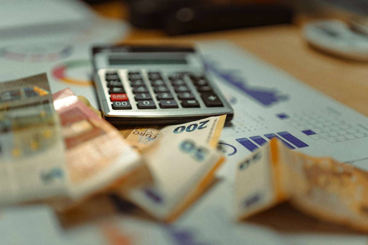 Calcolatrice e grafici con banconote euro, concetto di detrazione ristrutturazioni 2026