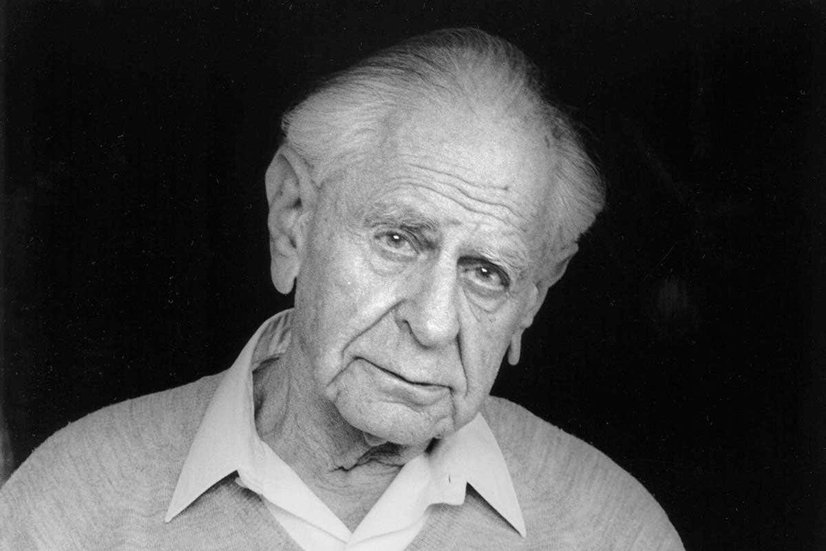 Ritratto in bianco e nero del filosofo Karl Popper, associato al concetto di società aperta.