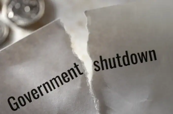 Shutdown USA 2025: un buon modo per capire gli USA nei tempi di Trump. Lo shutdown USA è realtà: gli Stati Uniti sono entrati in paralisi federale il 1° ottobre 2025. Analisi tecnica della crisi politica tra Trump e Democratici, conseguenze sui mercati globali, blackout dei dati economici e implicazioni per la Fed. Il tetto del debito incombe ad agosto.