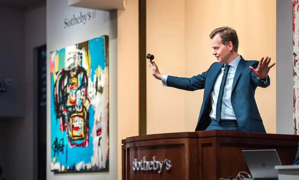Klimt: asta record. Battitore Sotheby's al podio con martelletto durante la vendita da 236 milioni di dollari