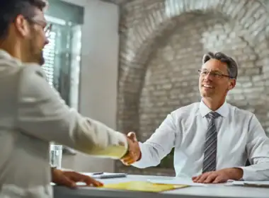 cessione dei crediti fiscali tra professionisti durante un incontro d’affari in ufficio