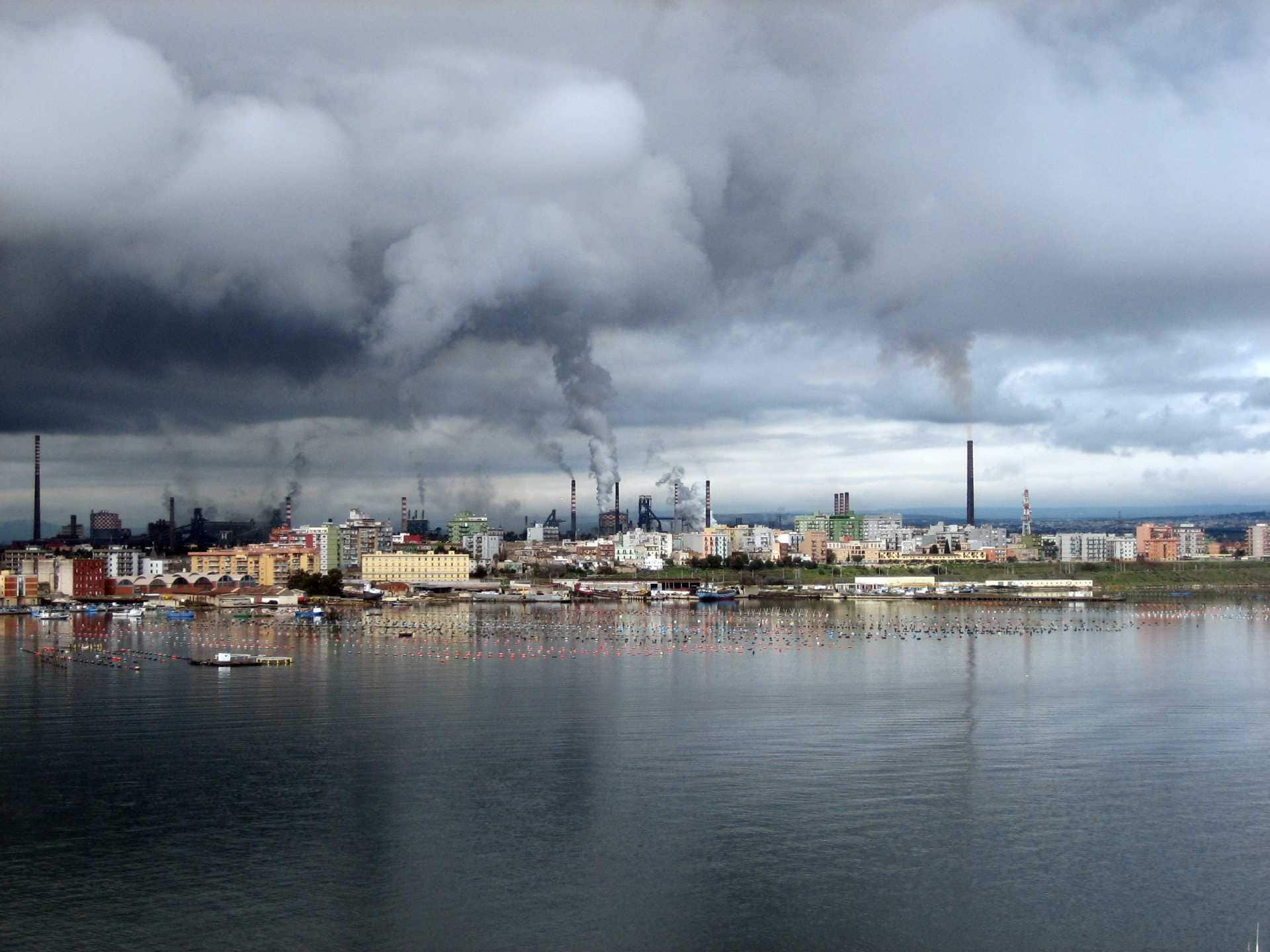 L'ex Ilva e l'arte di mentire a se stessi. Veduta di Taranto con fumi industriali dall’ex Ilva che inquinano cielo e mare