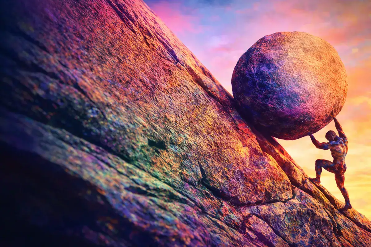 Non è stato un anno facile. E forse è un bene. Resilienza finanziaria rappresentata da una figura che spinge un grande masso lungo una salita rocciosa policromatica, metafora dello sforzo continuo e della perseveranza economica.