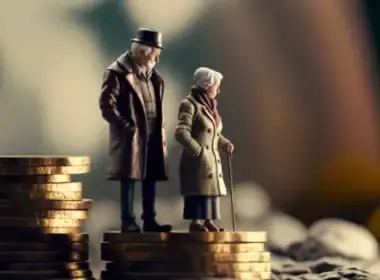 Storia della previdenza italiana: coppia di anziani su monete simboleggia pensioni e sicurezza sociale