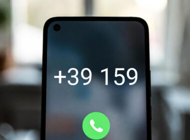 Spoofing 159 INPS: chiamata telefonica fraudolenta sul display di uno smartphone con numero Contact Center contraffatto.