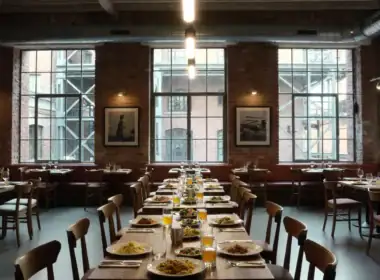 welfare aziendale 2026 mensa aziendale moderna con pasti di qualità e ambiente industriale ristrutturato