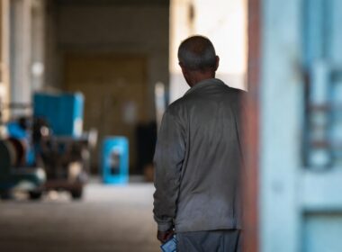 Ape sociale 2026: lavoratore anziano in attesa di pensionamento anticipato.