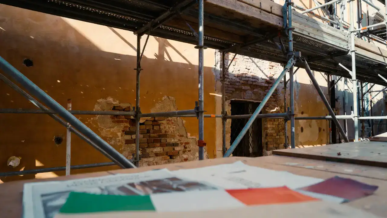 La cessione dei crediti fiscali nel 2026: cantiere ristrutturazione edificio storico italiano
