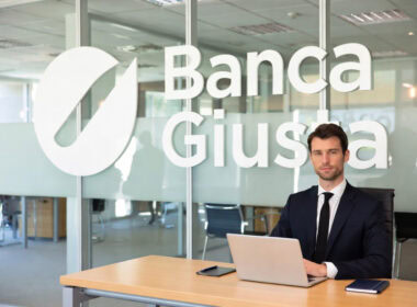 Scegliere la banca giusta: consulente bancario professionista in ufficio moderno con laptop,