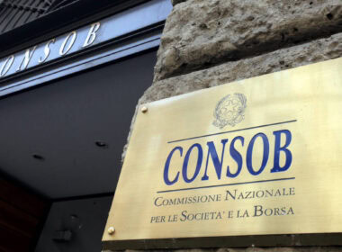 Cosa fa la Consob: targa istituzionale della Commissione Nazionale per le Società e la Borsa all'ingresso della sede di Milano