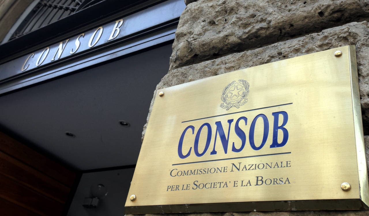 A cosa serve davvero la Consob: i poteri, i limiti e i casi irrisolti. Cosa fa la Consob: targa istituzionale della Commissione Nazionale per le Società e la Borsa all'ingresso della sede di Milano