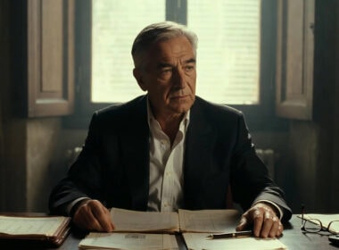 Pensione anticipata commercialisti: professionista maturo in studio legale con documenti e occhiali sul tavolo