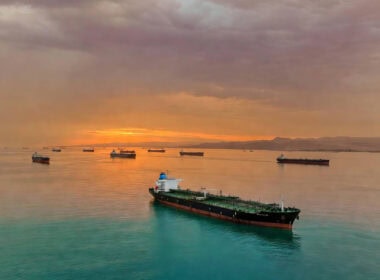 Guerra in Iran: petroliere ferme in attesa nello Stretto di Hormuz al tramonto.