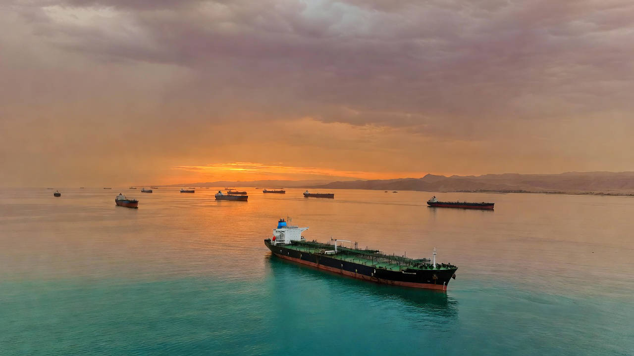 Il prezzo della prima guerra globale. Guerra in Iran: petroliere ferme in attesa nello Stretto di Hormuz al tramonto.