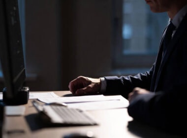 Quando scatta una segnalazione di operazione sospetta valutazione documenti finanziari in ufficio.