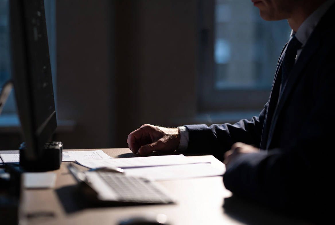 Quando scatta una segnalazione di operazione sospetta valutazione documenti finanziari in ufficio.