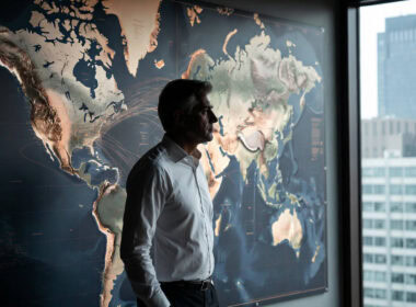 come proteggere la propria azienda dai rischi globali imprenditore osserva mappa mondiale in ufficio