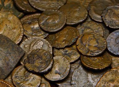 La più antica moneta di Roma: 335 a.c. La parola Italia compare nel 91 a.c.: ricorda un giuramento sacro. Dalla nascita della moneta a Roma alla comparsa del nome “Italia”, il percorso racconta l’evoluzione da economia agricola a sistema commerciale, tra innovazioni monetarie, conflitti e integrazione dei popoli italici nella cittadinanza romana.