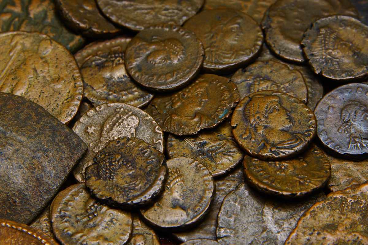 La più antica moneta di Roma: 335 a.c. La parola Italia compare nel 91 a.c.: ricorda un giuramento sacro. Dalla nascita della moneta a Roma alla comparsa del nome “Italia”, il percorso racconta l’evoluzione da economia agricola a sistema commerciale, tra innovazioni monetarie, conflitti e integrazione dei popoli italici nella cittadinanza romana.