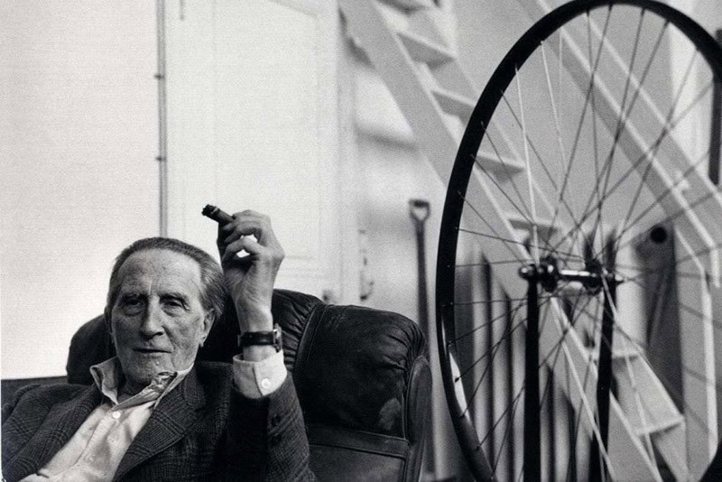 Marcel Duchamp con ruota di bicicletta ready-made, simbolo del dadaismo e della rivoluzione nell’arte contemporanea