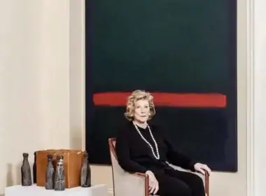 Mark Rothko, Agnes Gund seduta davanti a un grande dipinto astratto con fascia rossa e campiture scure.