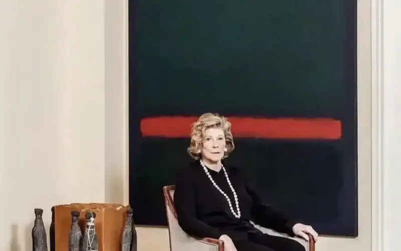 Rothko sfiora 100 milioni, Brancusi li centra, Pollock vola a 181 milioni. Mark Rothko, Agnes Gund seduta davanti a un grande dipinto astratto con fascia rossa e campiture scure.
