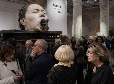Crisi dell’arte contemporanea alla Biennale di Venezia con installazione provocatoria osservata da collezionisti e visitatori