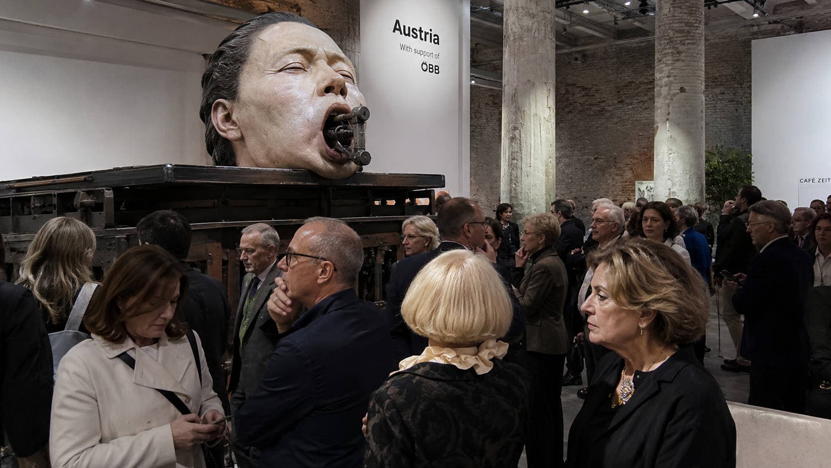 Il grande bazar dell'ineffabile. Crisi dell’arte contemporanea alla Biennale di Venezia con installazione provocatoria osservata da collezionisti e visitatori