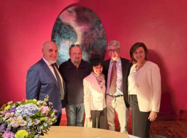 Gian Piero Viglino con Sergio Mandelli e i partner della mostra Oltre il fiume a Milano