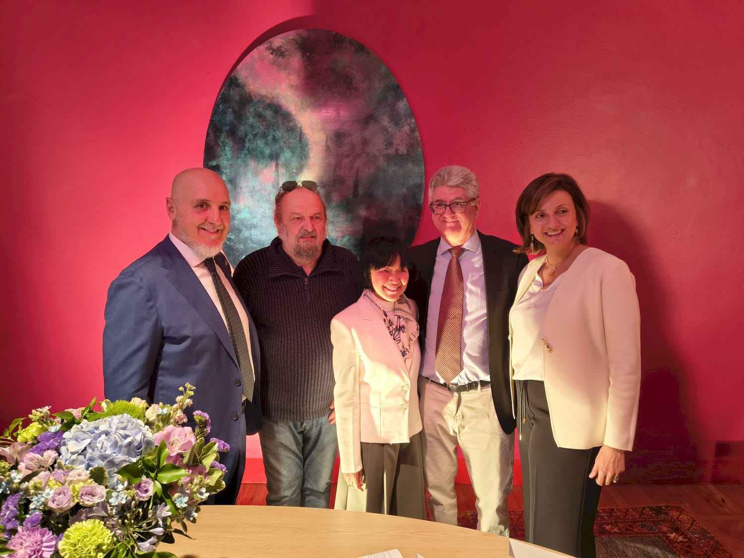 La rivincita di Viglino sulla ‘morte della pittura’: la mostra a Milano promossa da Pura Energia e Mandelli Arte con Grifo Finance. Gian Piero Viglino con Sergio Mandelli e i partner della mostra Oltre il fiume a Milano