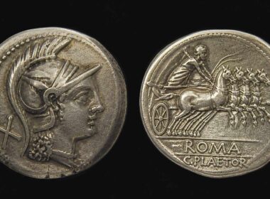 La moneta romana antica: storia, valore e mercato numismatico. Monete romane antiche: denario repubblicano con testa di Roma elmata sul dritto e quadriga con legenda ROMA C.PLAETOR sul rovescio