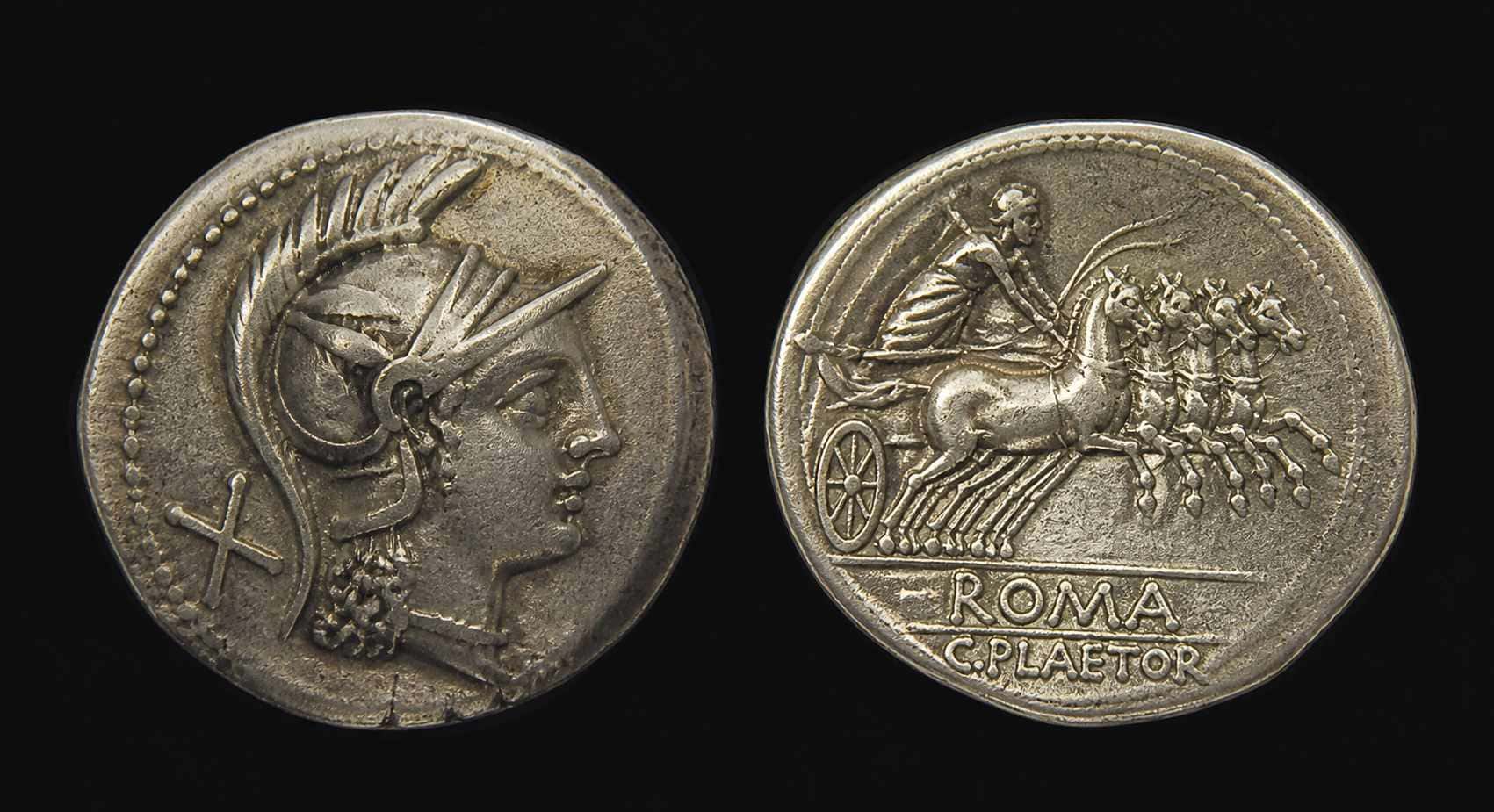 Monete romane antiche: denario repubblicano con testa di Roma elmata sul dritto e quadriga con legenda ROMA C.PLAETOR sul rovescio