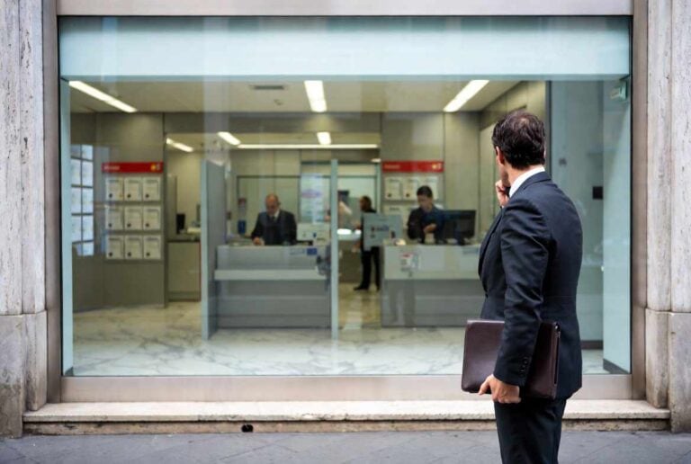 Il credito cambia faccia: mediatori e agenti valgono già 2 miliardi e scalzano gli sportelli bancari. Reti terze credito: professionista indipendente davanti a una filiale bancaria vuota