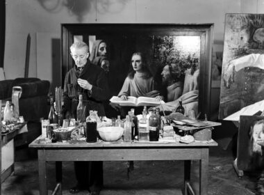 Falsi d’autore nell’arte, falsario al lavoro nel suo studio davanti a un dipinto in bianco e nero
