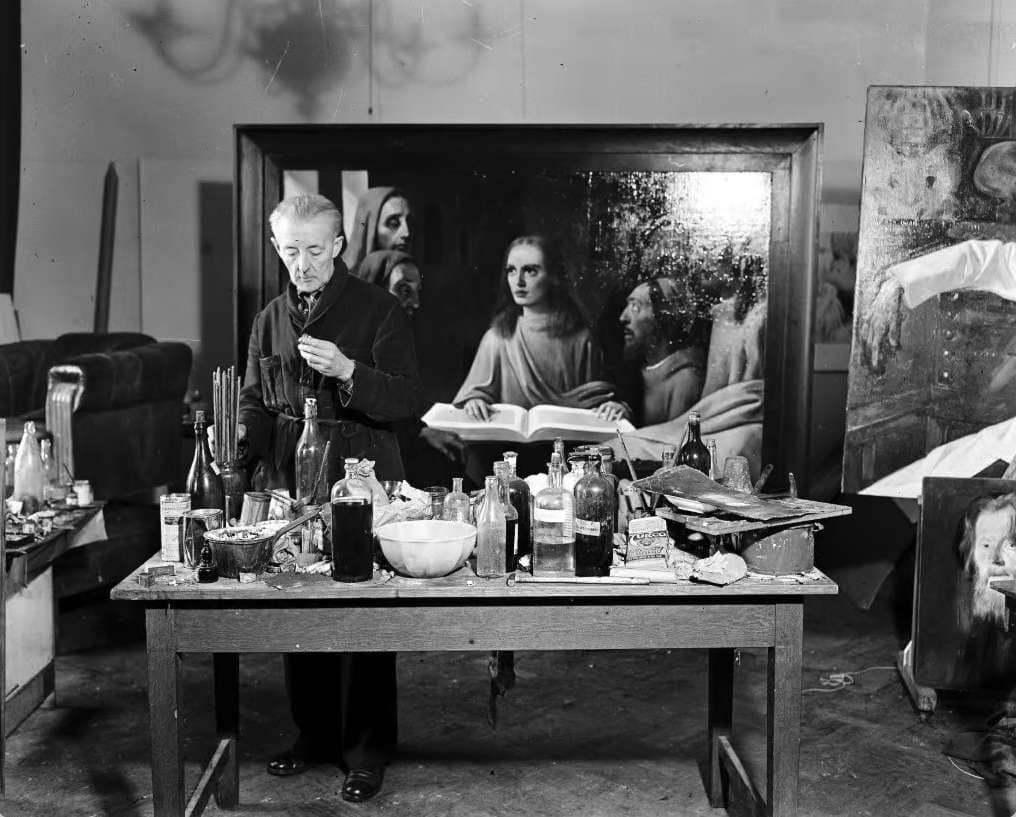 Falsi d’autore nell’arte, falsario al lavoro nel suo studio davanti a un dipinto in bianco e nero