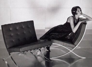 Sedie iconiche del design: poltrone Barcelona di Mies van der Rohe con modella in posa