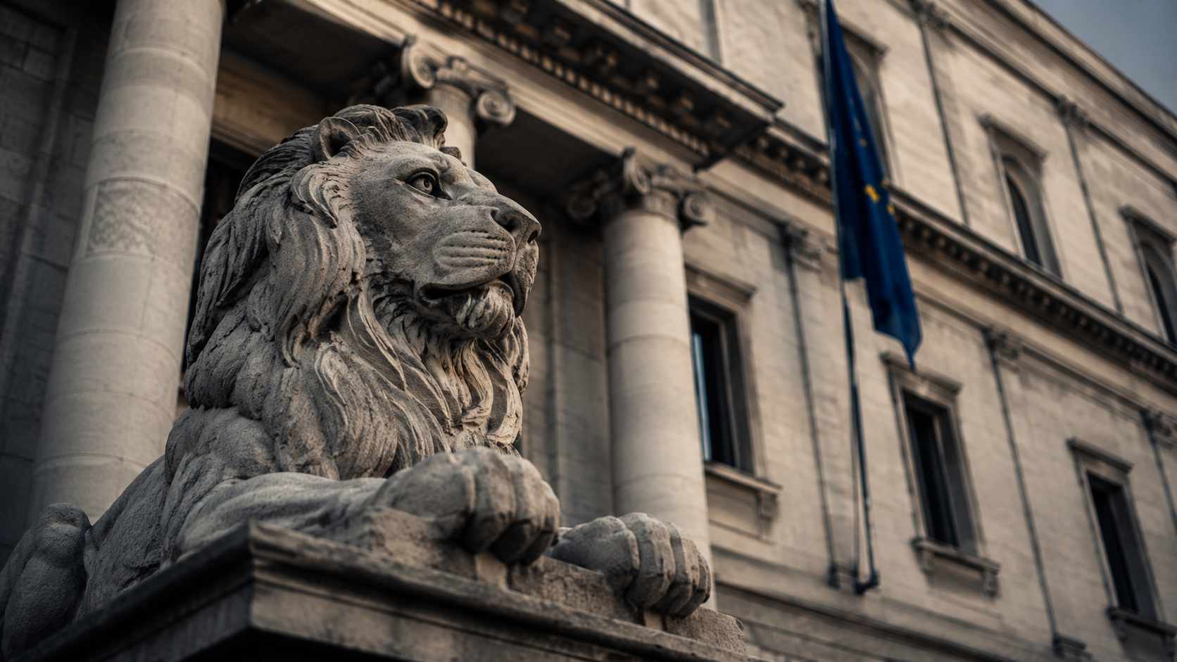 accesso al credito per le PMI, statua di leone davanti a un edificio istituzionale con colonne e bandiera europea