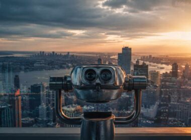 Come migliorare il rating bancario: binocolo panoramico rivolto verso il distretto finanziario al tramonto