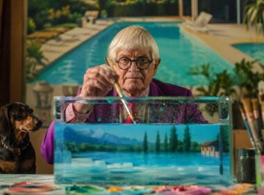 morte di David Hockney, artista anziano con bassotto mentre dipinge una scena acquatica in uno studio creativo