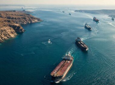 Impatto della crisi di Hormuz sulle imprese: petroliere attraversano lo Stretto tra tensioni geopolitiche