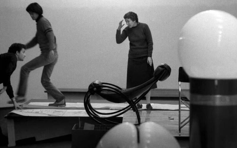 Mobili di design italiano: Gae Aulenti osserva un allestimento con arredi di design durante una fase di progettazione
