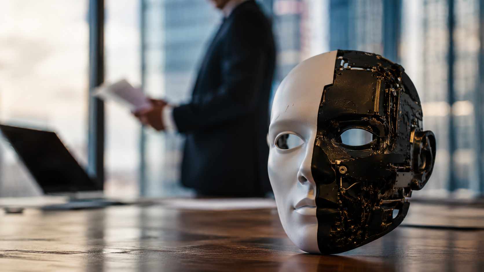 Obblighi AI Act imprese: maschera metà umana e metà robotica su una scrivania in un ufficio moderno