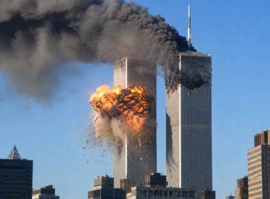 Il prezzo della sicurezza. Torri Gemelle del World Trade Center colpite dagli attentati dell’11 settembre 2001, tra fumo, fiamme e detriti