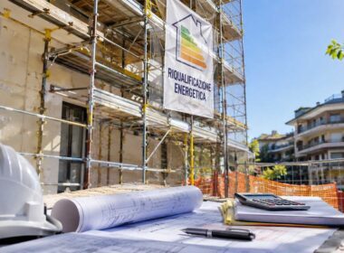 Bonus edilizi 2027, la manovra riapre la partita: cosa cambia per imprese, cantieri e investimenti. Bonus edilizi 2027, tecnico con casco e planimetria davanti a un edificio in costruzione circondato da ponteggi