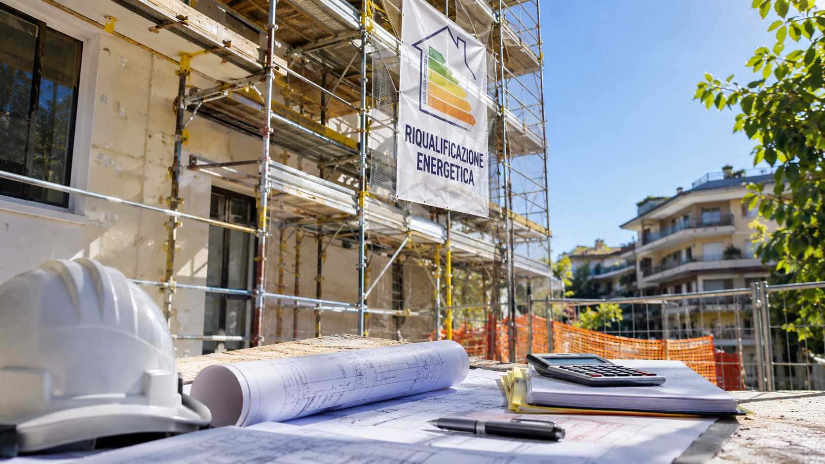 Bonus edilizi 2027, tecnico con casco e planimetria davanti a un edificio in costruzione circondato da ponteggi