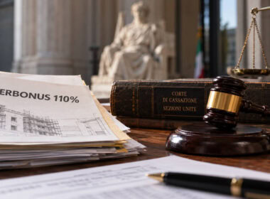 Documenti Superbonus 110%, progetti edilizi e martelletto da giudice accanto a un volume sulla Cassazione